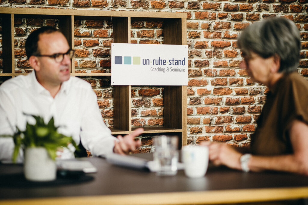 Christian Hartmann als Trainer zum Thema Ruhestand und Rente im Gespräch mit einer Personalleiterin
